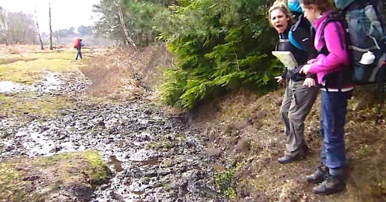 Αποφάσισε να πηδήξει πάνω από μια μεγάλη λακκούβα με λάσπη. Η αντίδραση της; Με πολύ χιούμορ!