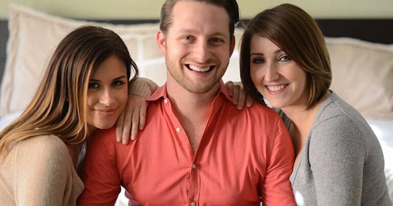 Ο 37χρονος που ζει με τις δυο γυναίκες του στο ίδιο σπίτι και κοιμάται μαζί τους και στο ίδιο κρεβάτι!