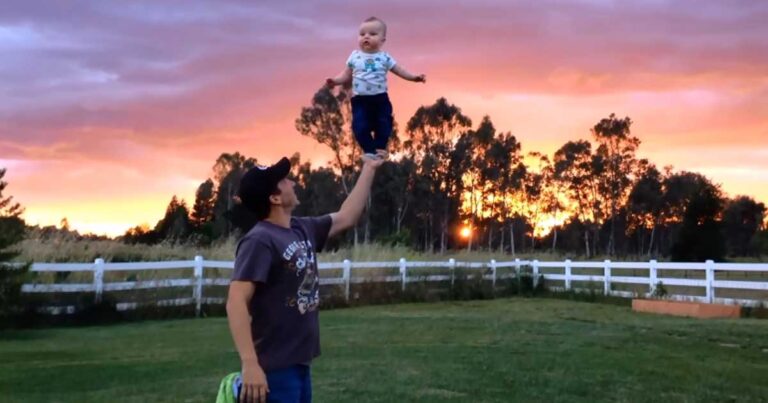 To μωρό “θαύμα” που ισορροπεί στην παλάμη του πατέρα του!