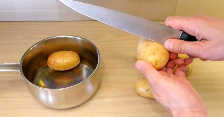 Κόβει μια πατάτα μέχρι την μέση. Ένας πολύ εύκολος και γρήγορος τρόπος να καθαρίσουμε πατάτες!
