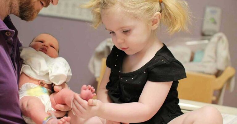 32 παιδιά που αντικρίζουν για πρώτη φορά τα νεογέννητα αδέρφια τους!