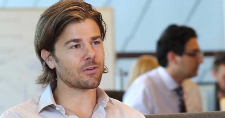 O CEO που μείωσε τον μισθό του κατά 90% και διπλασίασε των υπαλλήλων του!