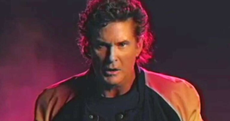 Δεινόσαυροι, καράτε και ναζί στο νέο επικό βίντεοκλιπ του David Hasselhoff