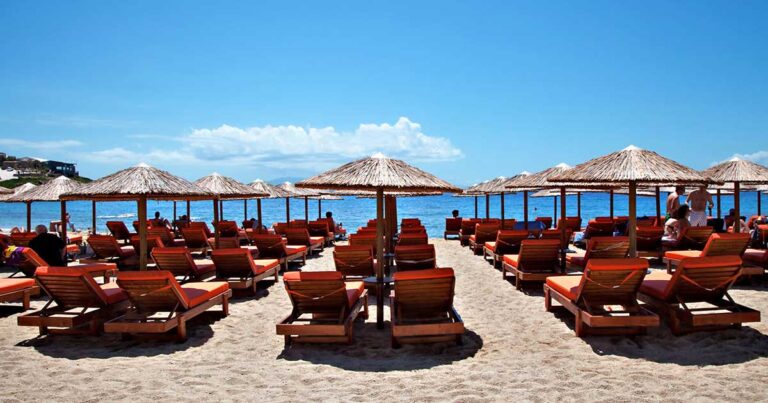 Τέλος στα τραπεζάκια και τις ξύλινες πλατφόρμες «πάνω στο κύμα» για το καλοκαίρι του 2015!
