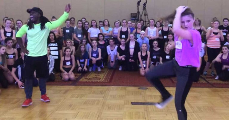 Τράβηξε να χορέψει αυτό το κορίτσι στην πίστα αλλά δεν περίμενε με τίποτα αυτό που είδε!