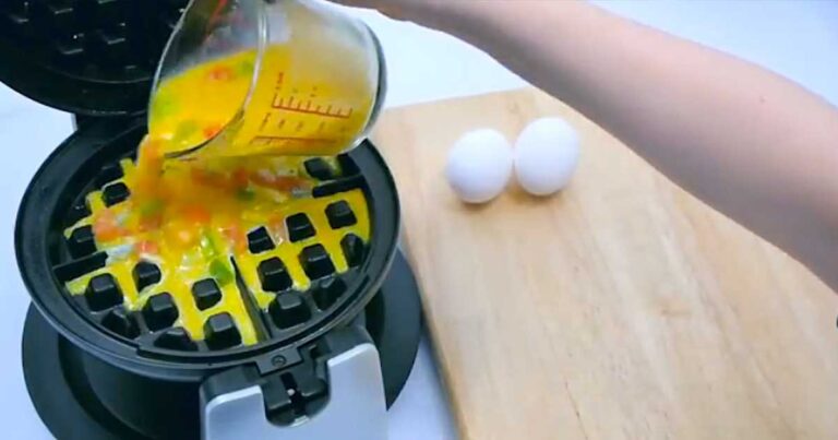 Έριξε ένα αυγό μέσα σε μια μηχανή για βάφλες. Δεν είχαμε καν την ιδέα ότι μπορεί να γίνει αυτό!