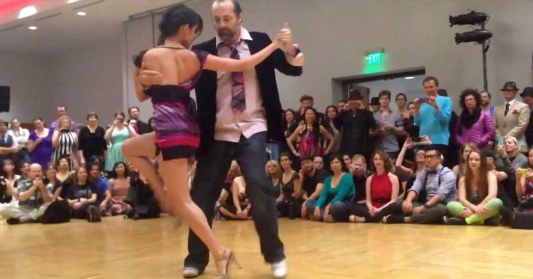 Ένα συνηθισμένο ζευγάρι αρχίζει να χορεύει μπροστά στο πλήθος. Δώστε έμφαση στα πόδια τους!