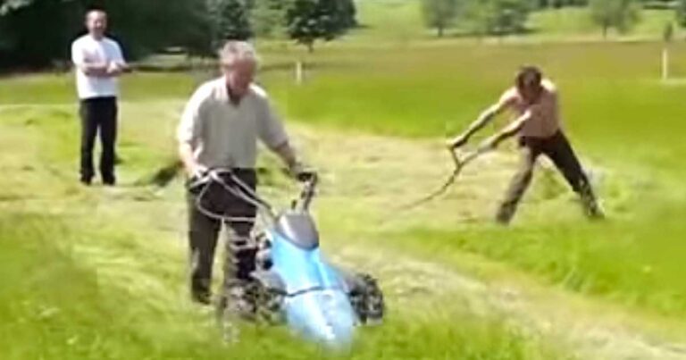 Και οι δυο άνδρες κόβουν το γρασίδι, αλλά κοιτάξτε αυτόν στα δεξιά. Απίστευτο!