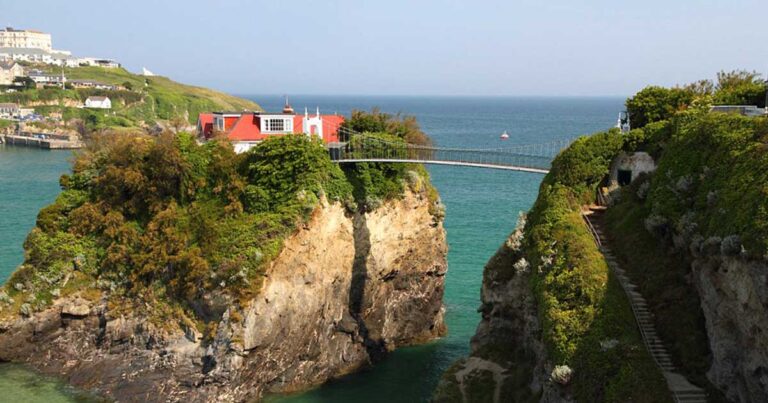 Ένα εντυπωσιακό παραθαλάσσιο σπίτι πάνω σε ένα βράχο με απίστευτη θέα!