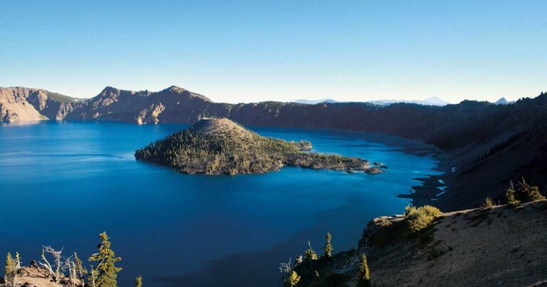 Μια λίμνη μέσα σε έναν κρατήρα ηφαιστείου!