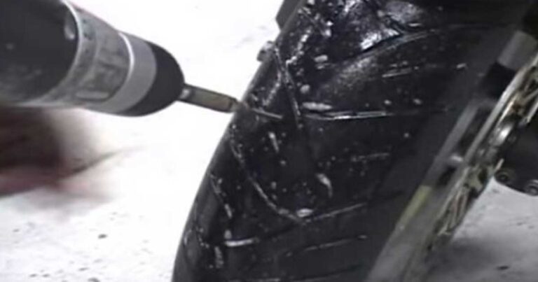 Άρχισαν να καρφώνουν βίδες σε ένα ελαστικό μηχανής. Αυτό που θα δείτε δεν θα το χωράει το μυαλό σας!