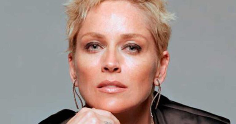 Η 57χρονη Σάρον Στόουν άβαφη με πουλόβερ και σκουφάκι