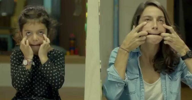 Ένα κοινωνικό πείραμα σοκ: Ζήτησαν από γονείς και παιδιά να μιμηθούν τις κινήσεις άλλων ανθρώπων.