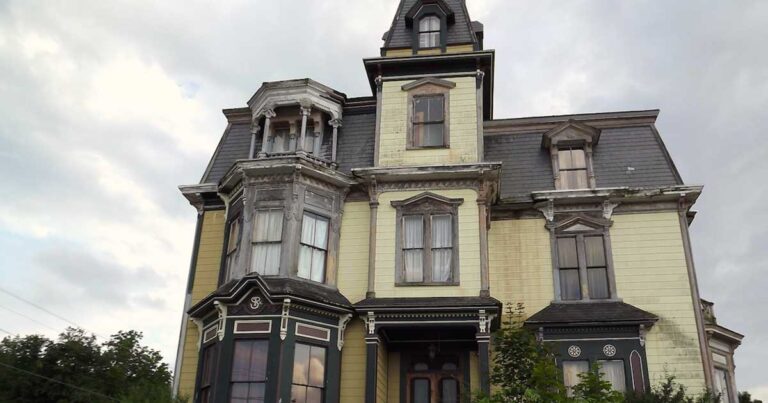 Πουλάνε έπαυλη του 1875 σε εξευτελιστική τιμή. Όταν μάθετε την ιστορία της θα ανατριχίασετε…