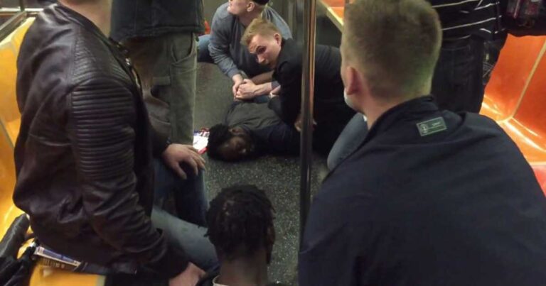 Σουηδοί αστυνομικοί σταμάτησαν καυγά στο μετρό της Νέας Υόρκης και αποθεώθηκαν!