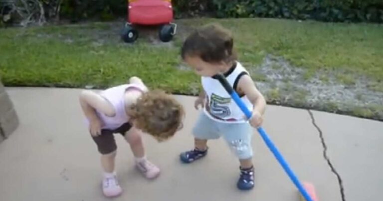 Ο δίδυμος αδελφός της είδε ότι χτύπησε. Αυτό που έκανα για εκείνη είναι η απόδειξης της αδελφική αγάπης!