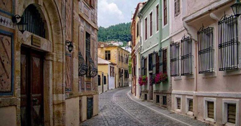 Tα 30 πιο ρομαντικά σοκάκια πάνω στη γη. Τα σοκάκια της Ελλάδας ξεχωρίζουν με διαφορά!