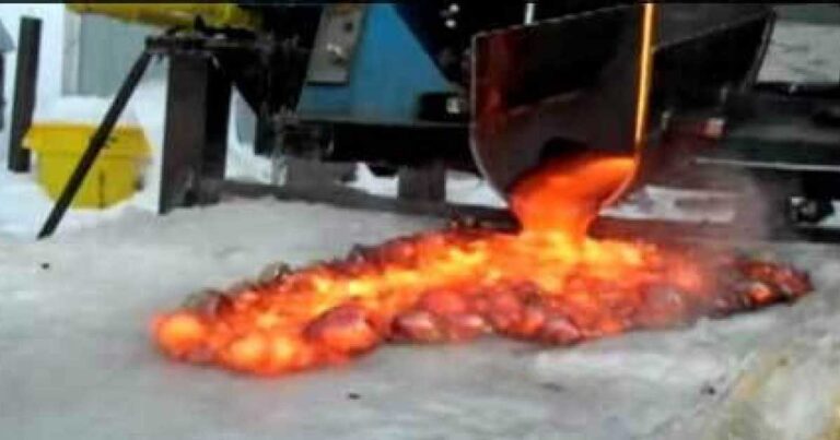 Τι θα γίνει όταν συναντήσει η λάβα τον πάγο; Δείτε το βίντεο!