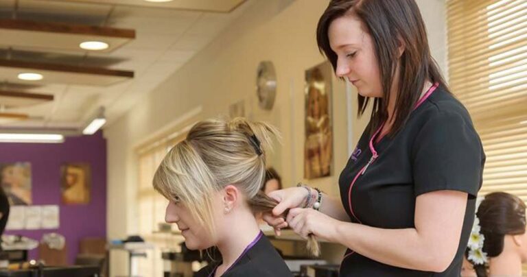 Μια κομμώτρια μίλησε αγενέστατα σε μια πελάτισσα. Δείτε πως πήρε εκδίκηση