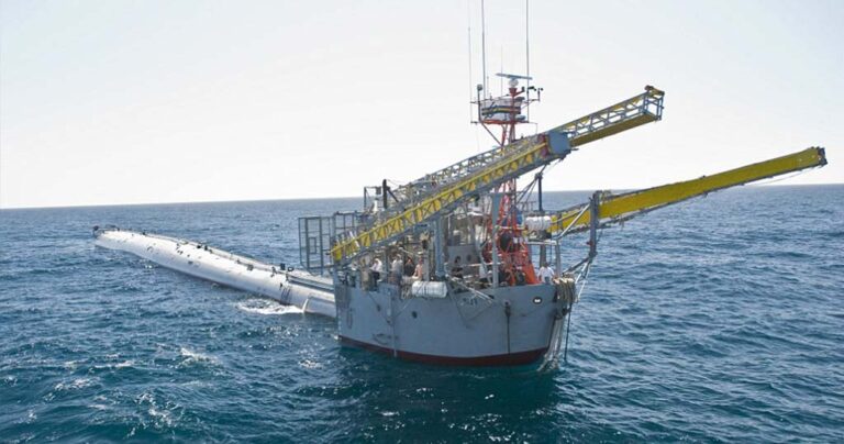 To περίεργο πλοίο που γυρνάει κάθετα αλλά δεν βυθίζεται!