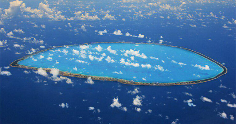 To νησί αυτό φαίνεται εντυπωσιακό από ψηλά. Δείτε όμως την ιδιαίτερη επιφάνεια του.