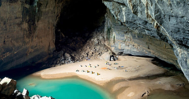 Μια από τις μεγαλύτερες σπηλιές του κόσμου που έχει ακόμη και δική της παραλία!
