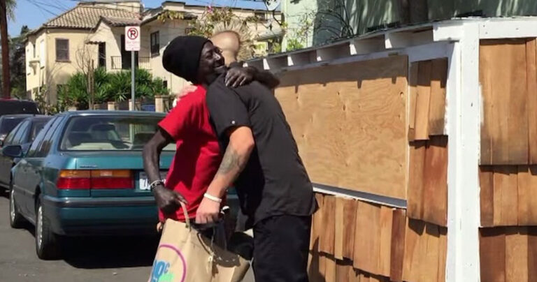 Κοιμόταν έξω από το σπίτι του μέσα στις βρομιές. Τι της έφτιαξε; Θα δακρύσετε…