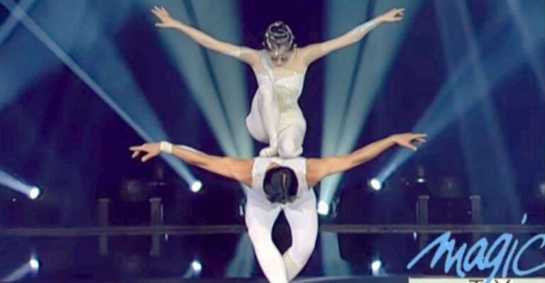 Πήδηξε και ανέβηκε στην πλάτη του. Η επόμενη κίνησή της, πάγωσε όλο τους θεατές!