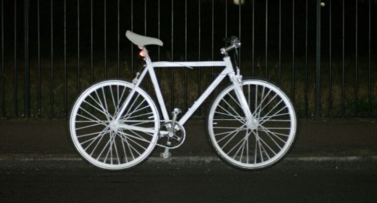 Η Volvo δημιούργησε ένα ειδικό σπρέι ώστε να κρατά τους ποδηλάτες ασφαλείς τη νύχτα