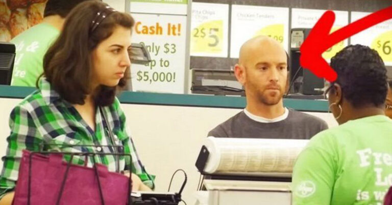 Μια γυναίκα πηγαίνει στο ταμείο για να πληρώσει. Προσέξτε τι κάνει ο άντρας πίσω της