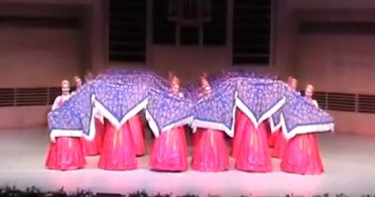 Οι χορεύτριες κατεβάζουν τα μαντήλια τους… και μας αφήνουν άφωνους!