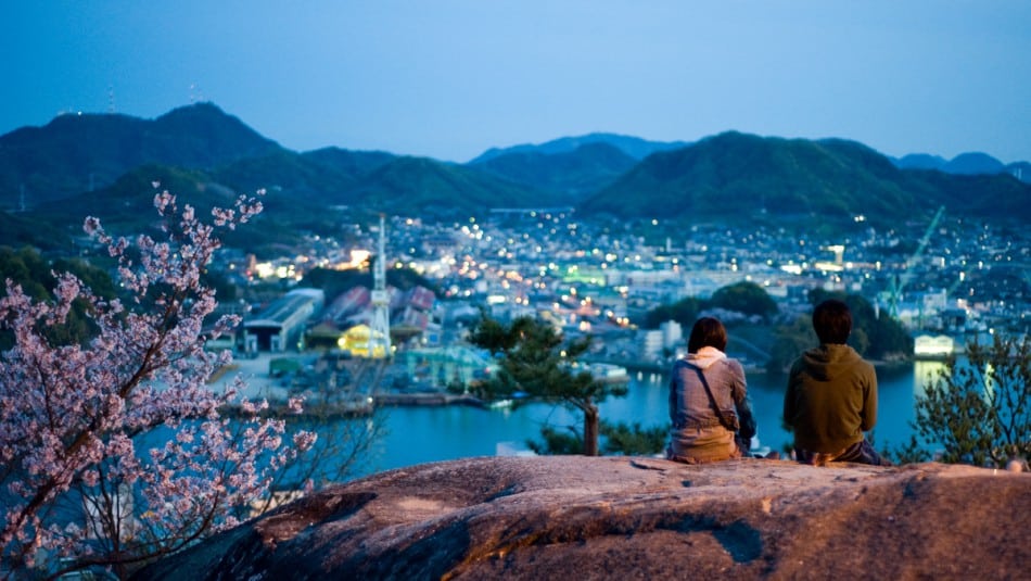 652692_Landscape_view_of_Kurashki_city_and_Takahashi_River_at_night._Hanami_-Sakura_blooming_season-._Okayama_Prefecture._Japan