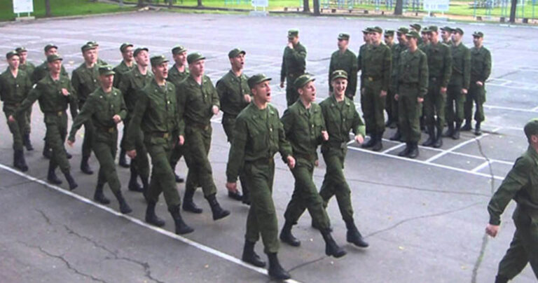 Ρώσοι στρατιώτες παρελαύνουν υπό το ρυθμό του… “Barbie Girl”