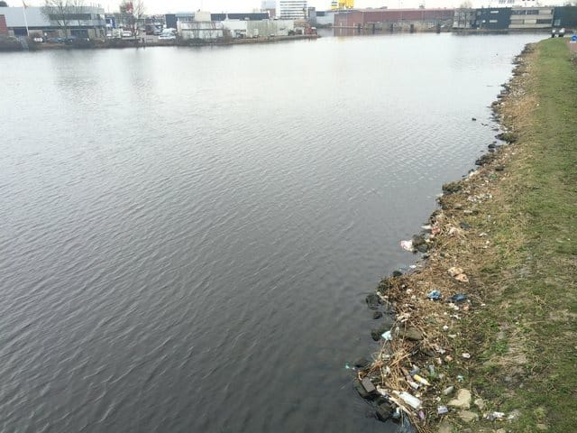 "Ένα τμήμα της όχθης του ποταμού καλύπτεται με πλαστικά μπουκάλια αλλά και άλλα (κυρίως) πλαστικά σκουπίδια."
