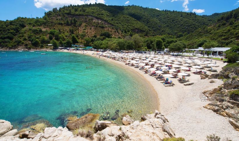 exotic-beach-with-turqoise-waters-sunbed-and-umbrellas-in-halkidiki