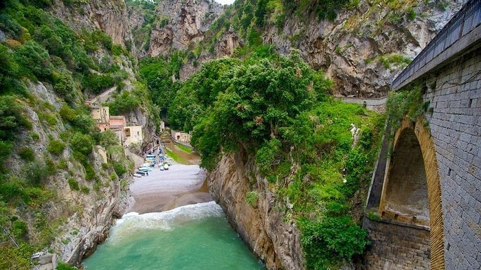 Η γεωγραφική του θέση και η δυσκολία στην πρόσβαση έκαναν γνωστό το Furore σε όλη την Ιταλία ως το "χωριό που δεν υπάρχει."