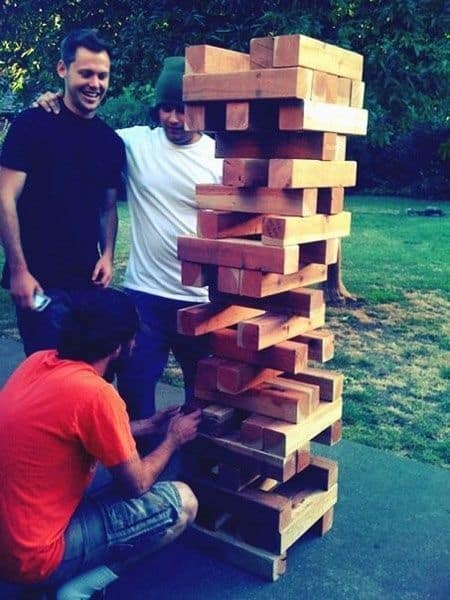 Ένα γιγάντιο Jenga για να διασκεδάζετε με τους φίλους σας