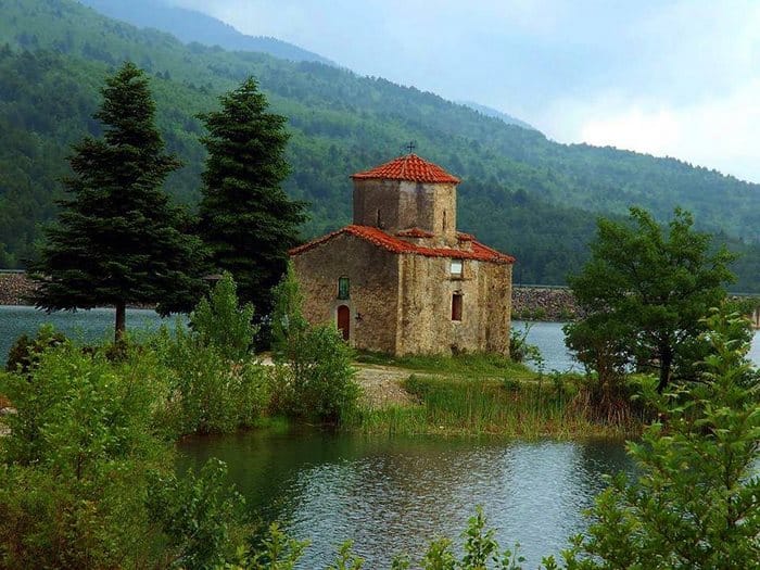 Το εκκλησάκι του Αγίου Φανουρίου στη λίμνη Δόξα, Κορινθία.