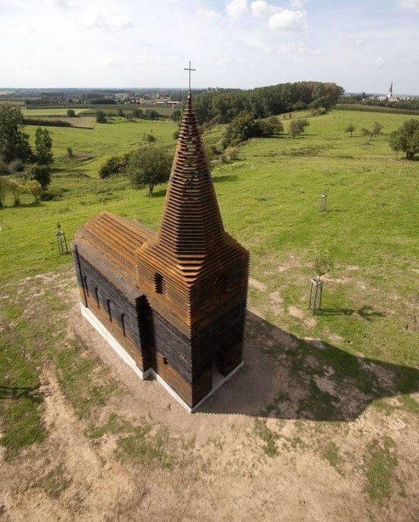 1-Looks-like-a-pretty-normal-quaint-little-church-right-600x747