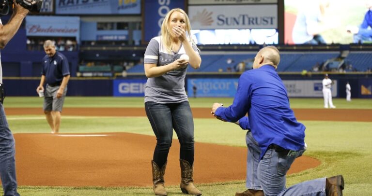 Ένας μανιακός την μαχαίρωσε 32 φορές. 3 χρόνια αργότερα, ο άντρας που την έσωσε έκανε κάτι μοναδικό!