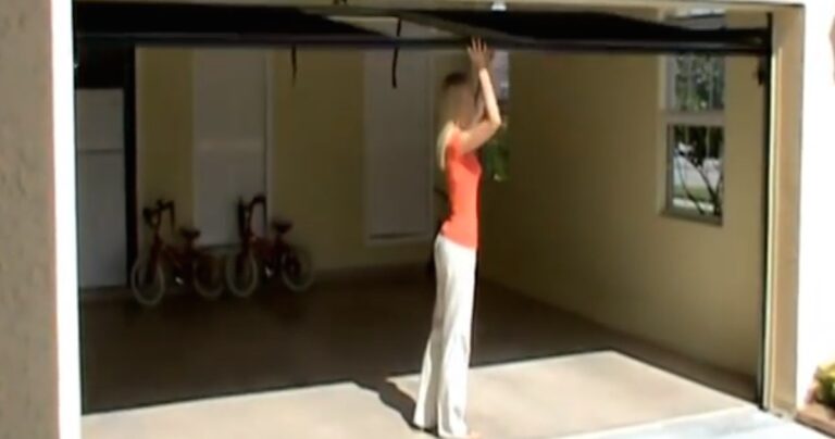 Φαίνεται σαν ένα συνηθισμένο γκαράζ, μέχρι τη στιγμή που το μεταμορφώνει με ένα απλό τράβηγμα.