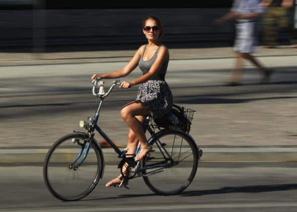 117638917-young-woman-rides-a-bicycle-on-a-hot-day-in-the-city.jpg.CROP.promo-mediumlarge