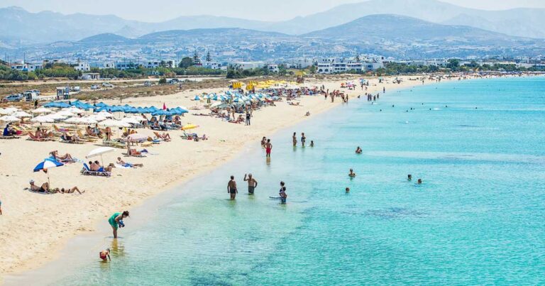 Άγιος Προκόπιος: H 1,5 χιλιόμετρο παραλία με την χρυσή αμμουδία