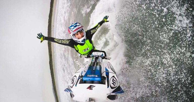 Το σέρφινγκ συναντά το Freestyle Motocross! Ένα πολύ συναρπαστικό και extreme θαλάσσιο άθλημα!