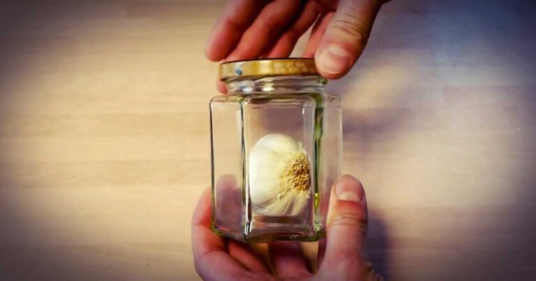 Ένας γρήγορος και έξυπνος τρόπος για να καθαρίσετε το σκόρδο!