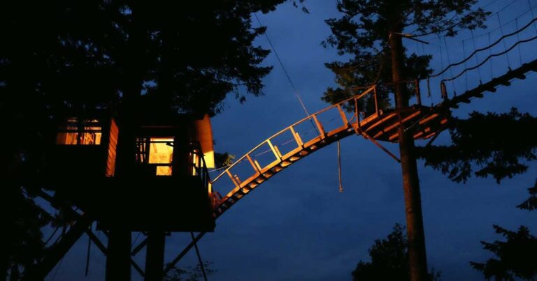 Ένας άντρας έφτιαξε ένα απίθανο δενδρόσπιτο με μια μαγευτική θέα!