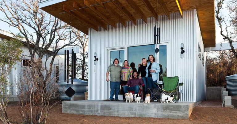 Τα σύγχρονα «Φιλαράκια»: Τα 4 ζευγάρια που έφτιαξαν τη δική τους κοινότητα μακριά από τον πολιτισμό!