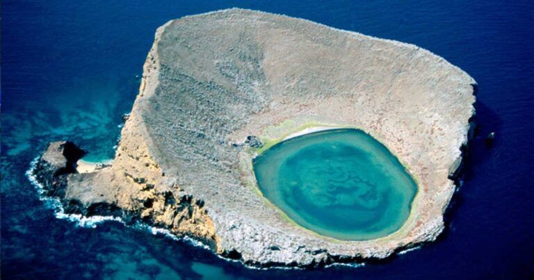 Η καταγάλανη λίμνη μέσα στα… βράχια!