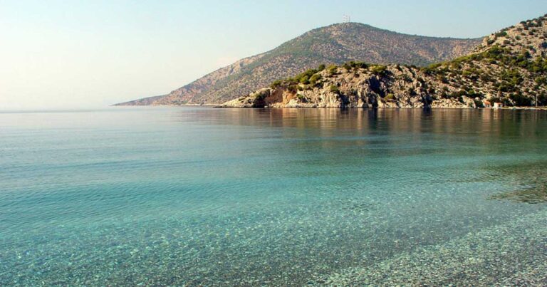 Οι 5 μαγικοί παράδεισοι της Αττικής για μια δροσερή βουτιά χωρίς εισιτήριο