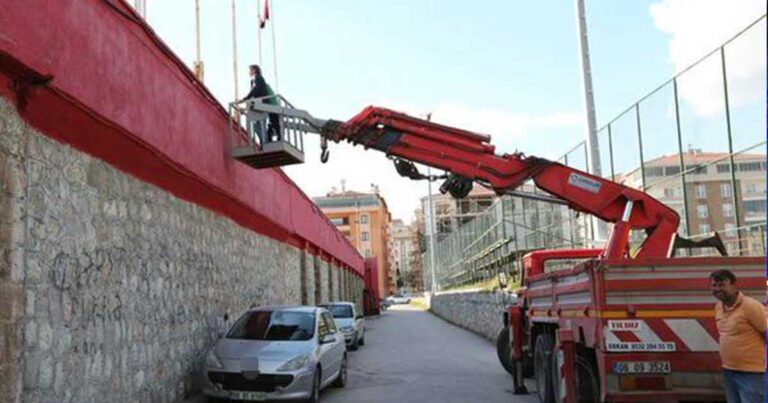Απαγόρεψαν σε προπονητή ποδοσφαίρου την είσοδο στο γήπεδο και είδε το ματς της ομάδας του πάνω σε γερανό!